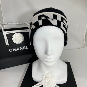 CHANEL NWB BLACK CASHMERE WITH WHITE  SCRIPT WINTER SNOW HAT